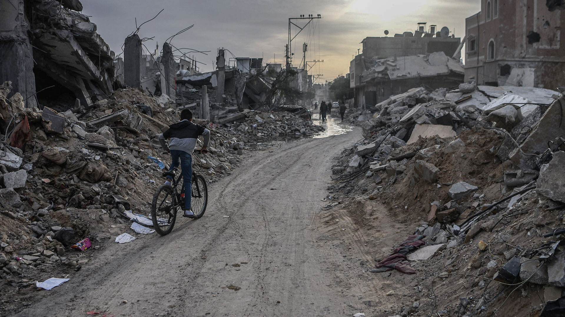 গাজার উপরিভাগ বোমামুক্ত করতে ৩০ বছর সময় লাগবে: রিপোর্ট